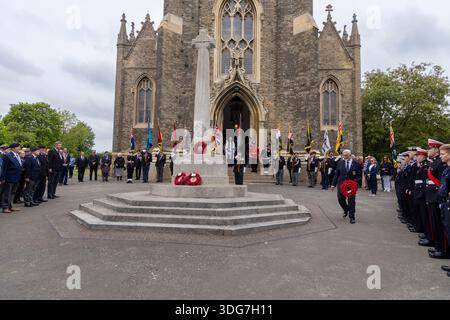 Kevin Finn, ommodore de l'Association of Dunkerque Little Ships, dépose une couronne au mémorial de l'église St George avant le service commémoratif tenu le dimanche 18 mai 2025 dans le cadre du 85e anniversaire du retour des Dunkerque Little Ships à Ramsgate, Kent, Royaume-Uni Banque D'Images