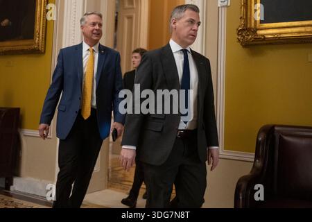 Le sénateur américain Dan Sullivan (Républicain d'Alaska) arrive pour des déjeuners sur la politique du Sénat dans le bâtiment du Capitole à Washington, DCC, le jeudi 15 janvier 2025. (Photo de Mattie Neretin/Sipa USA) Banque D'Images