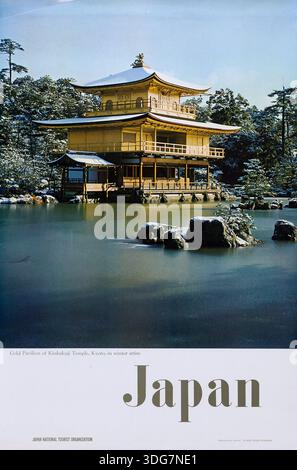 Cette affiche de voyage vintage des années 1960 présente l'emblématique Pavillon d'or du temple Kinkakuji à Kyoto, au Japon, magnifiquement recouvert de neige. La structure dorée est placée contre un étang serein avec des arbres poussiéreux de neige, faisant du Japon une destination touristique pittoresque. Banque D'Images