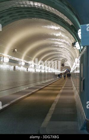 Hambourg Allemagne - 21 février 2020. Le tube vide du parfait Pauli Elbtunnel montrant les détails architecturaux. Plafond voûté et murs carrelés avec d Banque D'Images