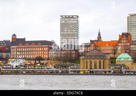 Hambourg Allemagne - 21 février 2020. Le dôme en cuivre vert du bâtiment d'entrée du tunnel de l'ancien Elbe. L'architecture historique en briques du Bernhard No Banque D'Images