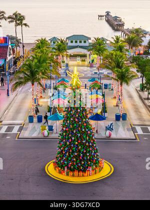 Vue aérienne de Lauderdale par la mer, décorée d'un grand arbre de Noël et de lumières tôt le matin Fort Lauderdale, Floride, États-Unis d'Amérique Banque D'Images