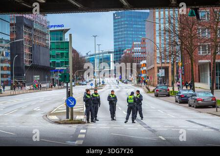 Hambourg, Allemagne – 21 février 2020 : des policiers se tiennent en formation sur la large Ludwig-Erhard-Strasse bloquant la route pendant les vendredis pour le climat futur Banque D'Images