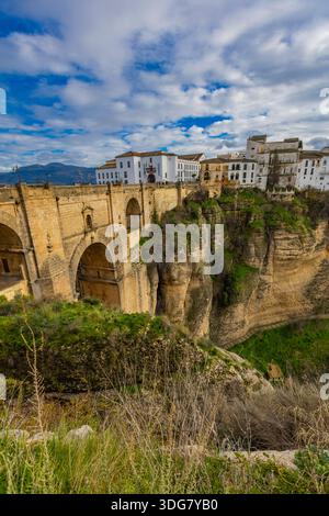 Les visiteurs admirent le magnifique pont Puente Nuevo enjambant la gorge à couper le souffle El Tajo à Ronda, tandis que le soleil se lève sur la ville pittoresque. Banque D'Images
