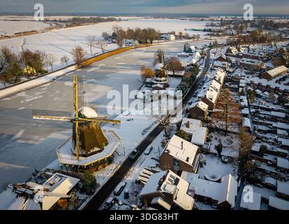 Vue aérienne hivernale de Weesp, pays-Bas, avec des moulins à vent historiques enneigés et la rivière Vecht Banque D'Images