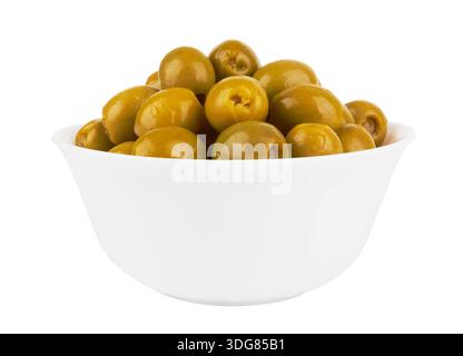 Olives vertes dans un bol sur blanc Banque D'Images