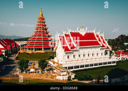 Temple Wat Huay Pla Kang à Chiang Rai. Vue panoramique sur un complexe de temples bouddhistes ornés avec une pagode rouge et or et un sanctuaire. Février 2025 Banque D'Images