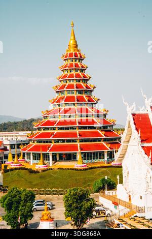 Temple Wat Huay Pla Kang à Chiang Rai.vue élevée d'une pagode bouddhiste rouge avec une flèche dorée, entourée d'un temple orné. Février 2025 Banque D'Images