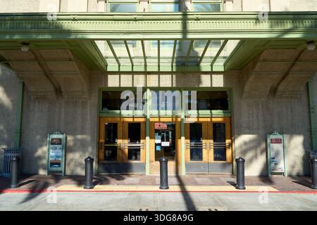 12 janvier 2026, San Bernardino, Californie, États-Unis : vue extérieure et entrée du dépôt historique San Bernardino Santa Fe à San Bernardino, Californie. Inaugurée en 1918 par le chemin de fer Atchison, Topeka et Santa Fe, la gare de style Mission Revivalâ€ servait de plaque tournante ferroviaire majeure du sud de la Californie et fonctionne aujourd’hui comme la gare San Bernardinoâ€” Depot pour le service de train de banlieue Metrolink. (Crédit image : © Ian L. Sitren/ZUMA Press Wire) USAGE ÉDITORIAL SEULEMENT ! Non destiné à UN USAGE commercial ! Banque D'Images
