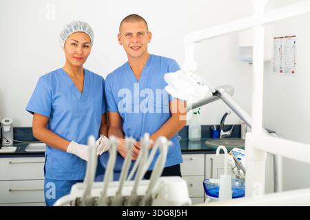 Portrait de deux dentistes qualifiés souriants Banque D'Images