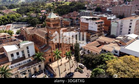 Girardota, Antioquia - Colombie. 30 décembre 2025. Cathédrale catholique située dans le parc principal de la ville. Banque D'Images