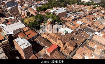 Girardota, Antioquia - Colombie. 30 décembre 2025. Vue panoramique de l'église principale de la ville par drone. Banque D'Images