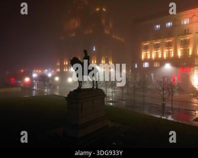 Liverpool, Royaume-Uni. 16 janvier 2026. Météo britannique. Une épaisse couverture de brouillard a commencé à s'installer sur Merseyside ce soir. Un avertissement météorologique jaune a été mis en place avec du brouillard qui devrait affecter l'ensemble du Merseyside. Cette image aérienne atmosphérique montre le monument Edward V11 avec le Royal Liver Building enveloppé dans une couverture dense de brouillard nocturne. Crédit : Liverpool Live News/Alamy Live News Banque D'Images
