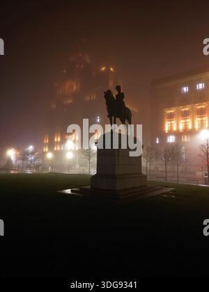 Liverpool, Royaume-Uni. 16 janvier 2026. Météo britannique. Une épaisse couverture de brouillard a commencé à s'installer sur Merseyside ce soir. Un avertissement météorologique jaune a été mis en place avec du brouillard qui devrait affecter l'ensemble du Merseyside. Cette image aérienne atmosphérique montre le monument Edward V11 avec le Royal Liver Building enveloppé dans une couverture dense de brouillard nocturne. Crédit : Liverpool Live News/Alamy Live News Banque D'Images