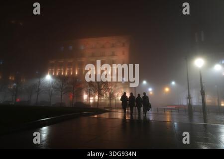 Liverpool, Royaume-Uni. 16 janvier 2026. Météo britannique. Une épaisse couverture de brouillard a commencé à s'installer sur Merseyside ce soir. Un avertissement météorologique jaune a été mis en place avec du brouillard qui devrait affecter l'ensemble du Merseyside. Cette image atmosphérique montre la statue des Beatles avec le bâtiment Cunard enveloppé dans une couverture dense de brouillard nocturne. Crédit : Liverpool Live News/Alamy Live News Banque D'Images