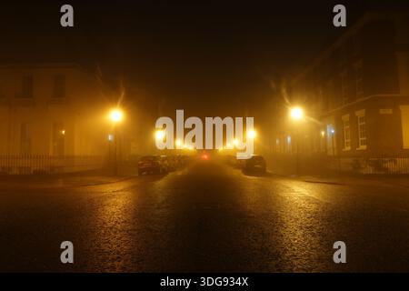 Liverpool, Royaume-Uni. 16 janvier 2026. Météo britannique. Une épaisse couverture de brouillard a commencé à s'installer sur Merseyside ce soir. Un avertissement météorologique jaune a été mis en place avec du brouillard qui devrait affecter l'ensemble du Merseyside. Cette image atmosphérique montre des maisons dans le quartier géorgien recouvertes d'une couverture dense de brouillard nocturne. Crédit : Liverpool Live News/Alamy Live News Banque D'Images