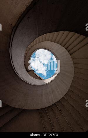 En regardant par un escalier en colimaçon au pont Gdański à Varsovie, en Pologne, mettant en évidence la conception architecturale géométrique Banque D'Images