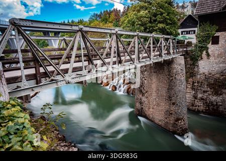 Pont Rastoke à Slunj, Croatie, traversant la rivière Korana près de moulins à eau historiques dans le village pittoresque de Rastoke. Banque D'Images