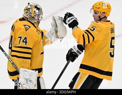 Pittsburgh, États-Unis. 15 janvier 2026. Le défenseur des Penguins de Pittsburgh Ryan Shea (5 ans) félicite le gardien des Penguins de Pittsburgh Stuart Skinner (74 ans) après la victoire de 6-3 contre les Flyers de Philadelphie au PPG Paints Arena de Pittsburgh le jeudi 15 janvier 2026. Photo par Archie Carpenter/UPI. Crédit : UPI/Alamy Live News Banque D'Images