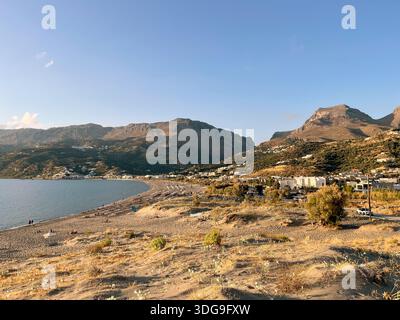Vue sur la large plage de Plakias au sud de l'île grecque de Crète Banque D'Images