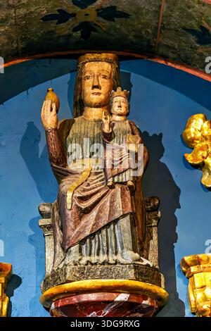 Intérieur de l'église notre Dame du bon Port dans le village de montagne Gavarnie-Gedre dans les Hautes-Pyrénées en France. Banque D'Images