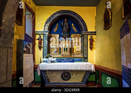 Intérieur de l'église notre Dame du bon Port dans le village de montagne Gavarnie-Gedre dans les Hautes-Pyrénées en France. Banque D'Images