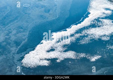 Vue aérienne d'un paysage gelé où les bleus glacés rencontrent le blanc des arbres enneigés, créant une scène hivernale sereine, la forêt calédonienne, Cairn Banque D'Images