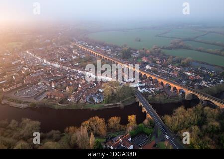 Vue aérienne du viaduc de Yarm debout fièrement au-dessus de la rivière Tees, projetant une lueur chaude contre la lumière brumeuse du matin, Yarm, North Yorkshire, Engl Banque D'Images