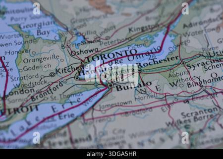 Macro gros plan d'une carte physique montrant le lac Ontario, Toronto, Buffalo et Niagara Falls le long de la frontière internationale entre le Canada et les États-Unis. Banque D'Images