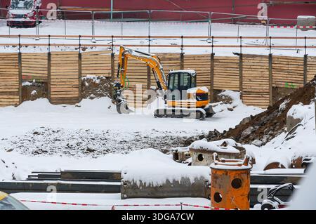 Travail de la pelle sur le site de construction Banque D'Images