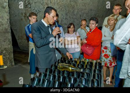 Reims, France, personnes en groupe, touristes, à l'écoute du Guide touristique, Compagnie de Champagne, Champagne 'Veuve Clicquot Ponsardin', visite de la grotte Banque D'Images