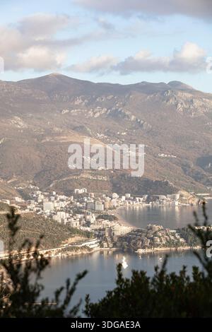 Une vue surélevée sur la station balnéaire populaire de Budva. L'image capture le littoral, les plages, l'architecture urbaine moderne Banque D'Images