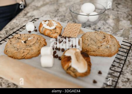 Délicieux biscuits aux pépites de chocolat avec guimauves Banque D'Images