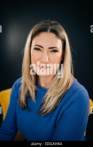 Femme aux cheveux blonds portant un portrait de pull bleu Banque D'Images