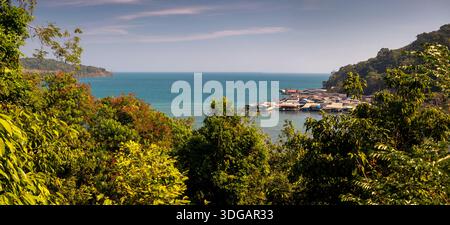 Thaïlande, Ko Kood, côte est, Ao Yai, village de pêcheurs sur pilotis construit dans la mer en dessous des terres en pente abrupte, panoramique Banque D'Images