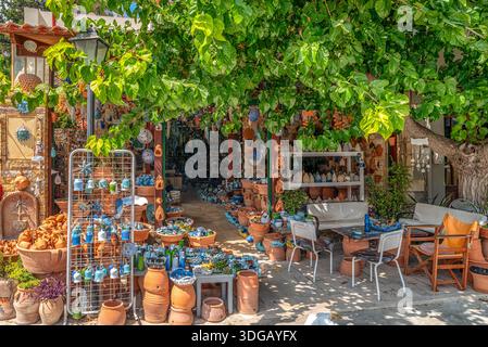 Margarites, Crète, Grèce – 7 septembre 2025 : vue rapprochée de bouteilles et de tasses en céramique faites à la main exposées dans un magasin de poterie dans le village de Margarites, f Banque D'Images