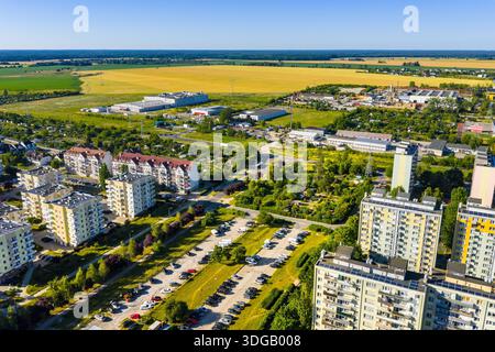 Gorzow Wielkopolski, Pologne - 1er juillet 2025 : vue panoramique aérienne du quartier résidentiel le long de la rue Walczaka dans la partie nord-est de la ville Banque D'Images
