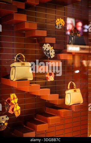 Milan, Italie - 2026, 13 janvier : élégants sacs à main Fendi FW25 exposés sur des étagères géométriques, mettant en valeur le design de luxe, le style moderne et l'artisanat haut de gamme Banque D'Images