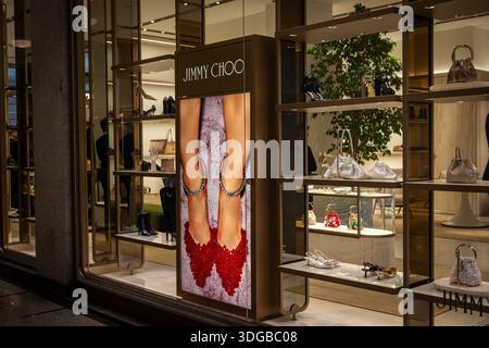 Milan, Italie - 2026, 13 janvier : élégante vitrine Jimmy Choo FW25 avec des chaussures glamour, des accessoires étincelants et des sacs à main chics dans un luxe moderne Banque D'Images