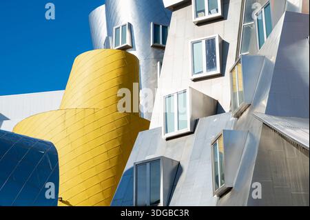 15.12.2025, Boston, Massachusetts, Vereinigte Staaten USA - Detailaufnahme des Ray et Maria Stata Center auf dem mit Campus Massachusetts Institute of Technology in Cambridge, entworfen vom kanadisch-US-amerikanischen Architekten Frank Gehry. *** 15 12 2025, Boston, Massachusetts, États-Unis États-Unis gros plan du Ray and Maria Stata Center sur le campus du MIT Massachusetts Institute of Technology à Cambridge, conçu par l'architecte canado-américain Frank Gehry Banque D'Images