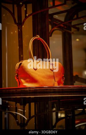 Milan, Italie - 2026, 13 janvier : élégant sac à main Prada FW25 exposé dans un éclairage boutique doré, mettant en valeur l'artisanat de luxe et le sophistiqué Ita Banque D'Images