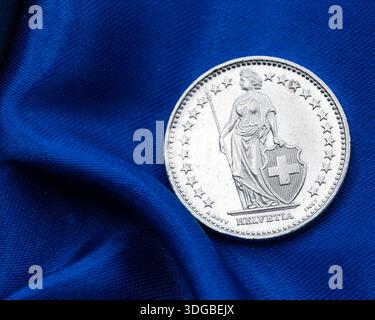Photo haut de gamme de Swiss Franc coin - reliant la Suisse et les couleurs de l'Union européenne Banque D'Images