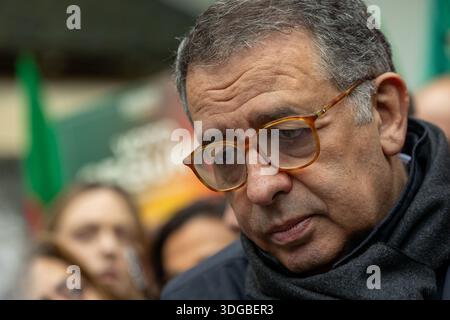 Porto, Portugal. 16 janvier 2026. José Seguro capturé dans un moment calme lors de sa visite au Mercado do Bolhão, Porto, le dernier jour de la campagne présidentielle. Crédit : SOPA images Limited/Alamy Live News Banque D'Images