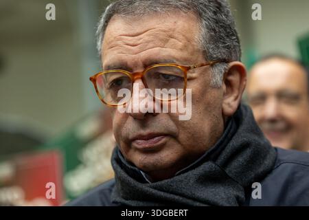 Porto, Portugal. 16 janvier 2026. José Seguro capturé dans un moment calme lors de sa visite au Mercado do Bolhão, Porto, le dernier jour de la campagne présidentielle. Crédit : SOPA images Limited/Alamy Live News Banque D'Images
