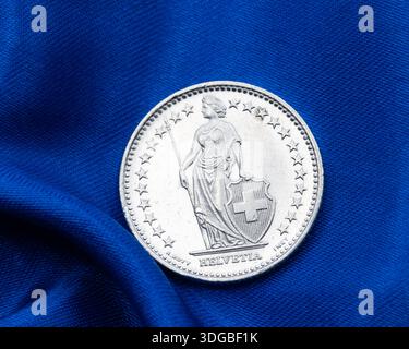 Photo haut de gamme de Swiss Franc coin - reliant la Suisse et les couleurs de l'Union européenne Banque D'Images