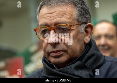 Porto, Portugal. 16 janvier 2026. José Seguro capturé dans un moment calme lors de sa visite au Mercado do Bolhão, Porto, le dernier jour de la campagne présidentielle. (Photo de Diogo Baptista/SOPA images/SIPA USA) crédit : SIPA USA/Alamy Live News Banque D'Images