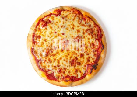 Pizza margherita classique avec sauce tomate et fromage mozzarella fondu, servie sur fond blanc, vue de dessus. Banque D'Images