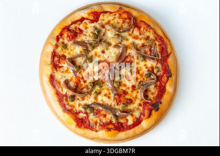 Pizza garnie de champignons et d'anchois sur base de tomate et de mozzarella, servie sur fond blanc, vue de dessus. Banque D'Images