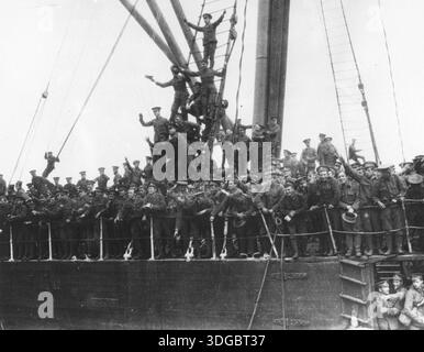 Une foule dense de soldats britanniques s'est rassemblée sur le pont et le gréement d'un navire de transport lorsqu'il arrive à un quai français en septembre 1914. Les troupes sont vues acclamer et agiter vers le rivage, marquant l'arrivée à grande échelle du corps expéditionnaire britannique (BEF) pour renforcer les lignes alliées dans les premiers mois de la guerre. Banque D'Images