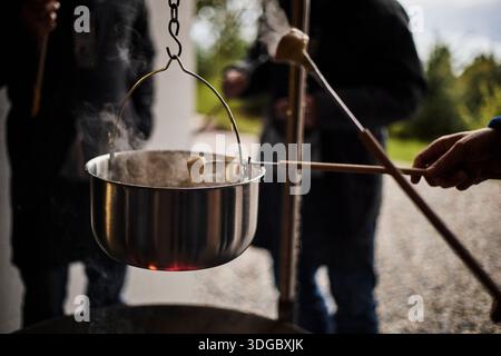 Préparation de fondue au fromage suisse dans une atmosphère traditionnelle Banque D'Images